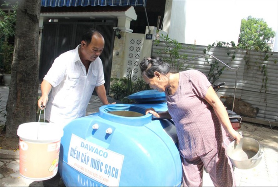 Người dân Đà Nẵng chờ xe bồn tiếp nước sinh hoạt trong mùa khô 2019 Ảnh: Thanh Trần 