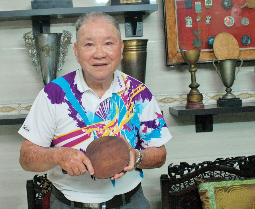 Danh thủ Lê Văn Tiết vẫn giữ bên mình cây vợt huyền thoại đã đưa bác lên vị trí xếp hạng thứ 6 thế giới vào năm 1959 - Ảnh: Trần Nguyên Anh
