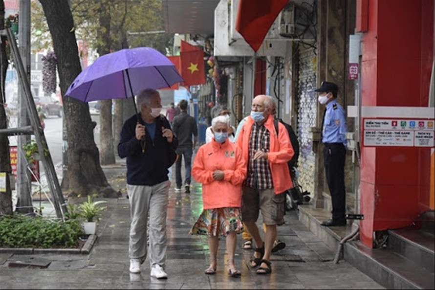 Du khách nước ngoài thăm Hà Nội 
