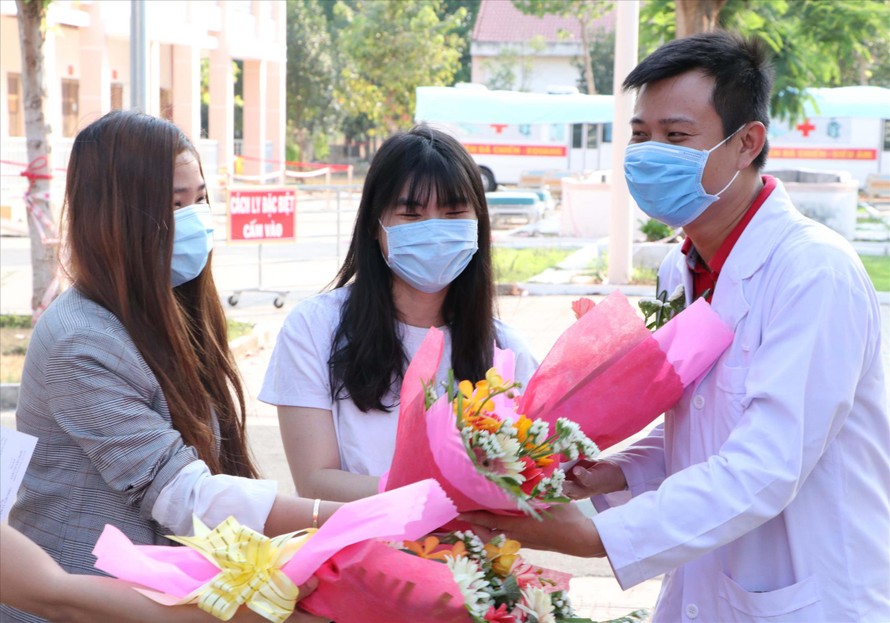 Các bệnh nhân tặng hoa cảm ơn bác sĩ đã điều trị cho mình