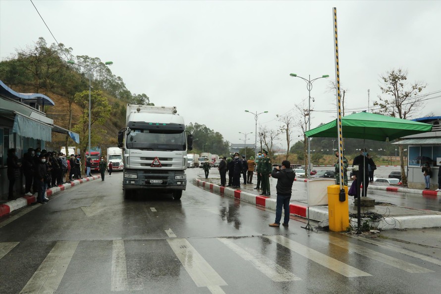 Lực lượng chức năng Việt Nam-Trung Quốc tăng cường kiểm tra y tế qua cửa khẩu Lạng Sơn Ảnh: Duy Chiến 