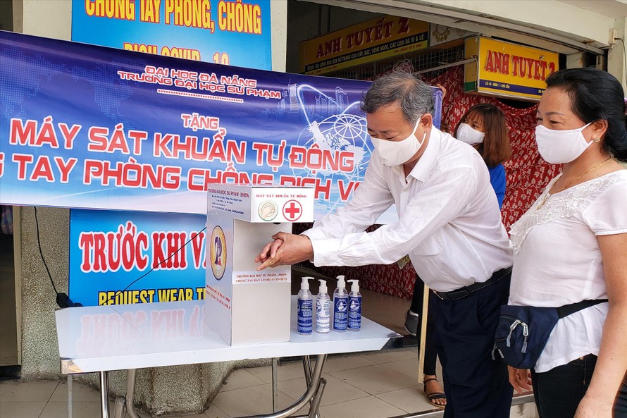 Máy rửa tay sát khuẩn tự động đặt ở cổng chính chợ lớn thành phố Đà Nẵng Ảnh: G.T 