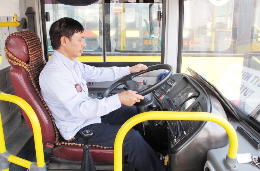 Do ảnh hưởng dịch, lương lái, phụ xe buýt Hà Nội đang bị cắt giảm đến 70% Ảnh: trọng đảng
