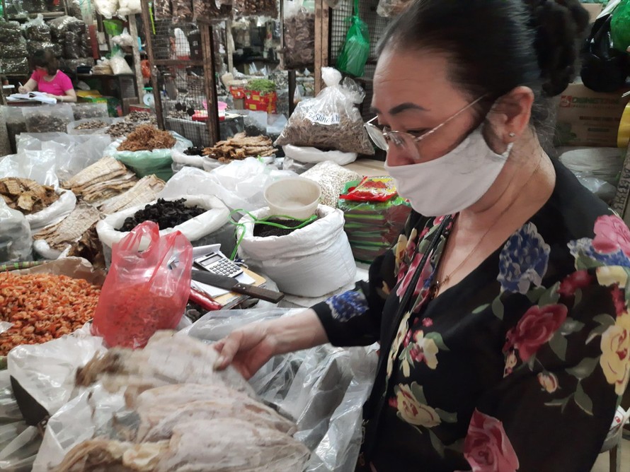 Bà Minh cho biết, dịch COVID - 19 tạo nên sự ảm đảm nhất của chợ Đồng Xuân từ sau vụ hỏa hoạn xảy ra vào năm 1994 