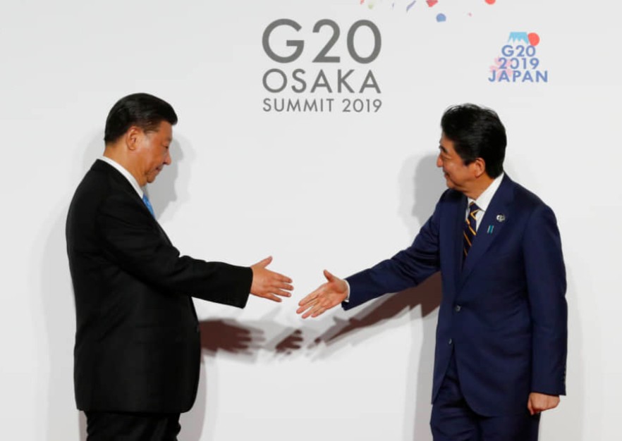  Thủ tướng Abe Shinzo đón Chủ tịch Trung Quốc Tập Cận Bình đến dự thượng đỉnh G20 ở Osaka vào tháng 6/2019 ảnh: Reuters 