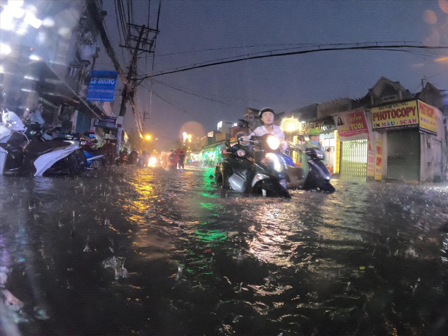 Đường Nguyễn Văn Quá thường xuyên ngập mỗi khi mưa lớn 