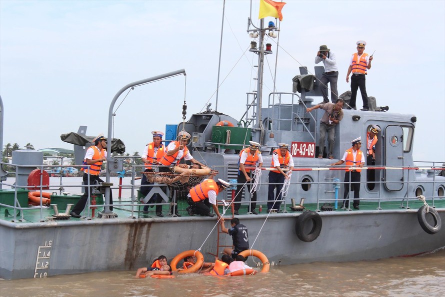 Cán bộ, ĐVTN Lữ đoàn 962 luyện tập phương án cứu hộ cứu nạn trên sông trong mùa mưa bão 