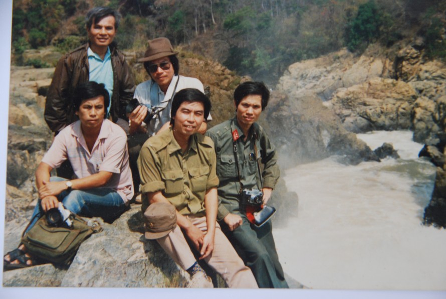 PV Bùi Đức Huyên (trái, hàng sau) trên công trường xây dựng Thủy điện Ialy năm 1990 