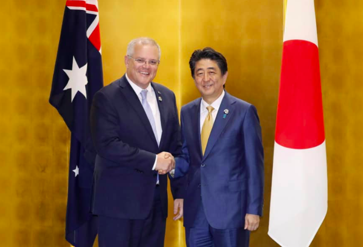 Thủ tướng Úc Scott Morrison (trái) và Thủ tướng Nhật Abe Shinzo bắt tay ở Osaka vào tháng 6/2019 ảnh: Kyodo