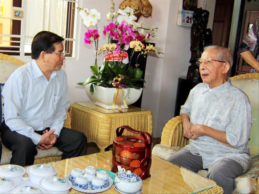 Nguyên Chủ tịch nước Nguyễn Minh Triết và ông Mười Hương Ảnh: TTXVN 