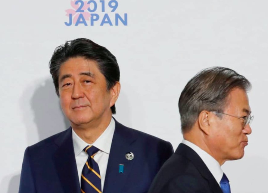Thủ tướng Nhật Bản Shinzo Abe (trái) và Tổng thống Hàn Quốc Moon Jae-in tại Osaka hồi tháng 6/2019 ảnh: Reuters 