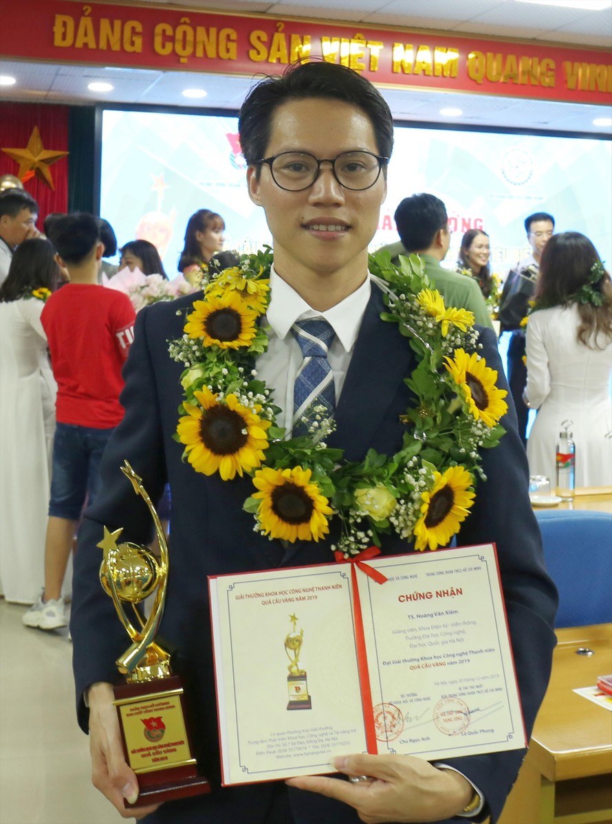 TS. Hoàng Văn Xiêm nhận Giải thưởng QCV 2019. ẢNH: BẢO ANH 