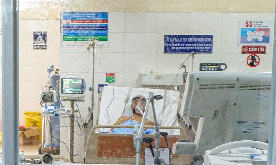 Một bệnh nhân COVID -19 được chữa trị tại Bệnh viện dã chiến Hòa Vang (Đà Nẵng) Ảnh: Nguyễn Thành 