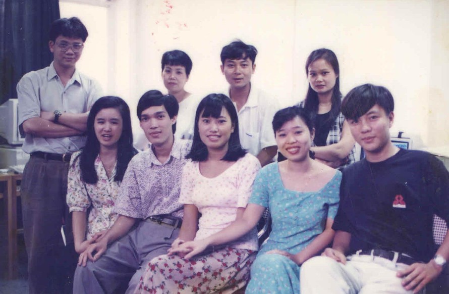 Nhà báo Nguyễn Việt Hùng (bìa trái) và các đồng nghiệp báo Tiền Phong năm 1995 ảnh: Hồng Vĩnh