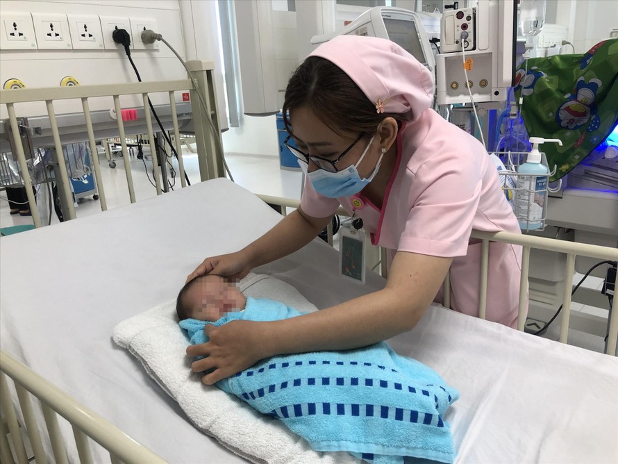 Em bé Vô Danh bị bỏ rơi trong lavabo nay đã có tên mới: Nguyễn Thành Nhân