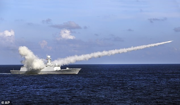 Tàu khu trục Trung Quốc tập trận phóng tên lửa trên biển Đông Ảnh: AP