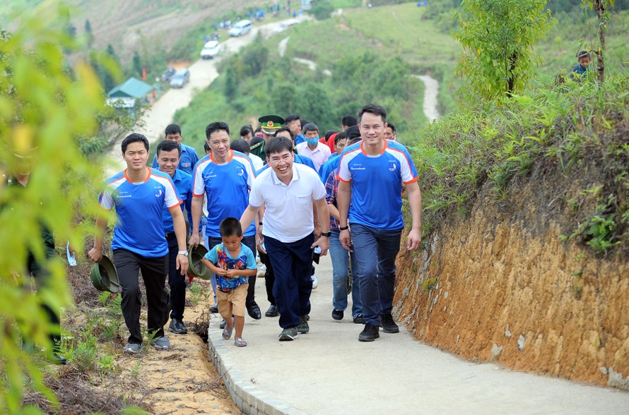 Các đại biểu, đoàn viên thanh niên sải “Những bước chân vì cộng đồng” trên đường biên giới Thàng Tín