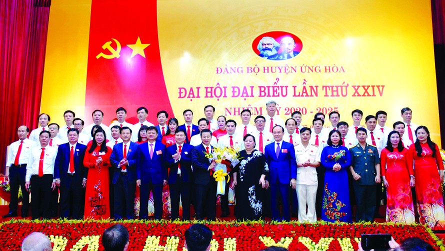 Ban Chấp hành và Bí thư Huyện ủy Ứng Hòa khóa mới ra mắt, nhận hoa chúc mừng của lãnh đạo TP Hà Nội