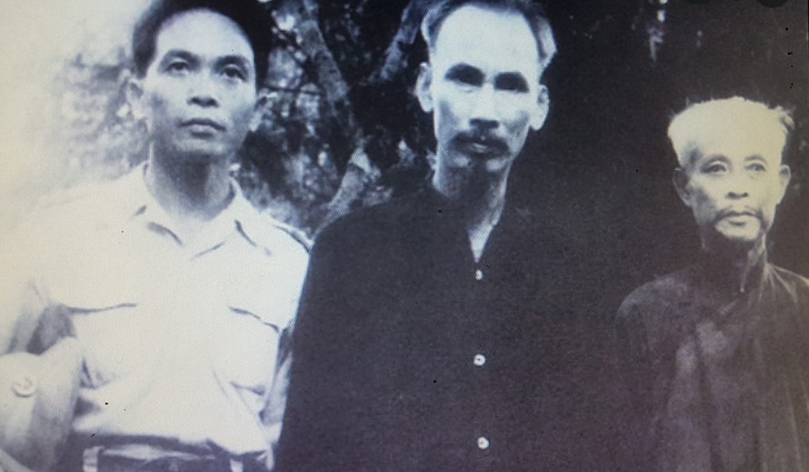 Cụ Bùi Bằng Đoàn (bìa phải) và Chủ tịch Hồ Chí Minh cùng Đại tướng Võ Nguyên Giáp 