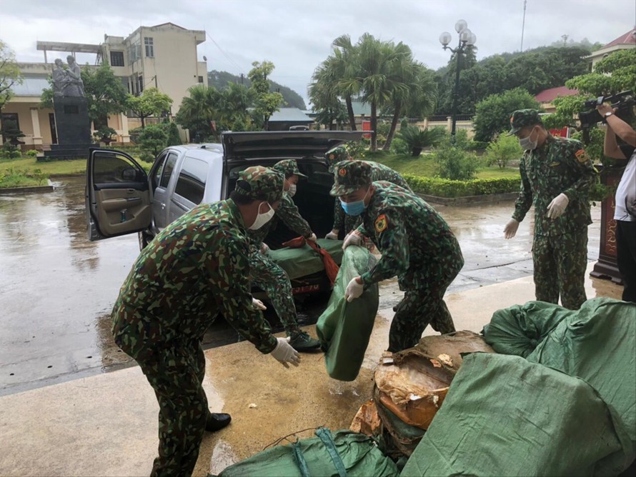  Các chiến sỹ trẻ tham gia ngăn chặn hàng lậu trên tuyến biên giới Lạng Sơn Ảnh: Duy Chiến 