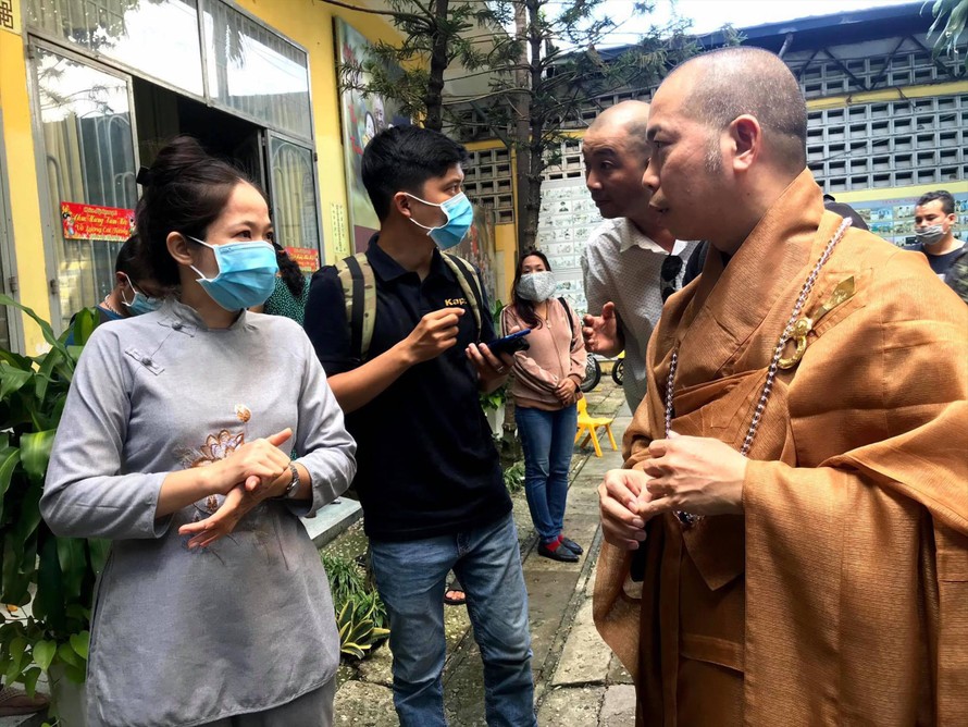 Thượng tọa Thích Quang Thạnh trao đổi với người dân tại chùa Kỳ Quang 2 