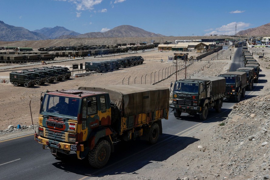 Quân đội Ấn Độ tập trung các phương tiện vận tải tại một căn cứ quân sự ở Ladakh - khu vực đang xảy ra tình hình căng thẳng 