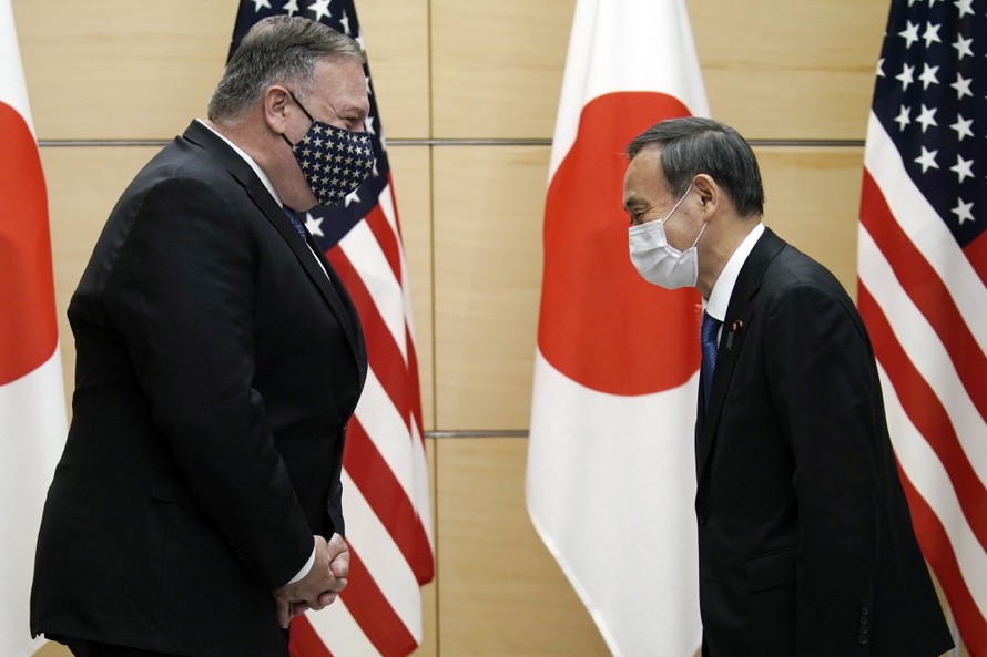 Ông Pompeo (trái) gặp thủ tướng Suga tại Tokyo ngày 6/10 ảnh: AP