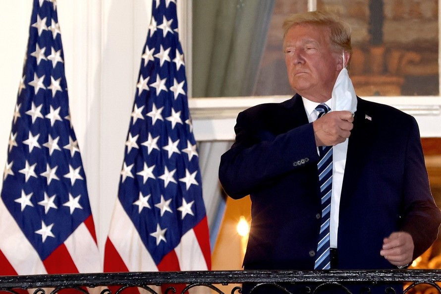 Ông Trump cởi khẩu trang khi trở lại Nhà Trắng hôm 5/10. Ảnh: Reuters 