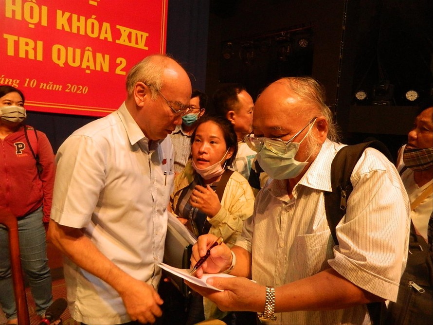 Đại biểu Phan Nguyễn Như Khuê trao đổi với các cử tri quận 2 sau buổi tiếp xúc
