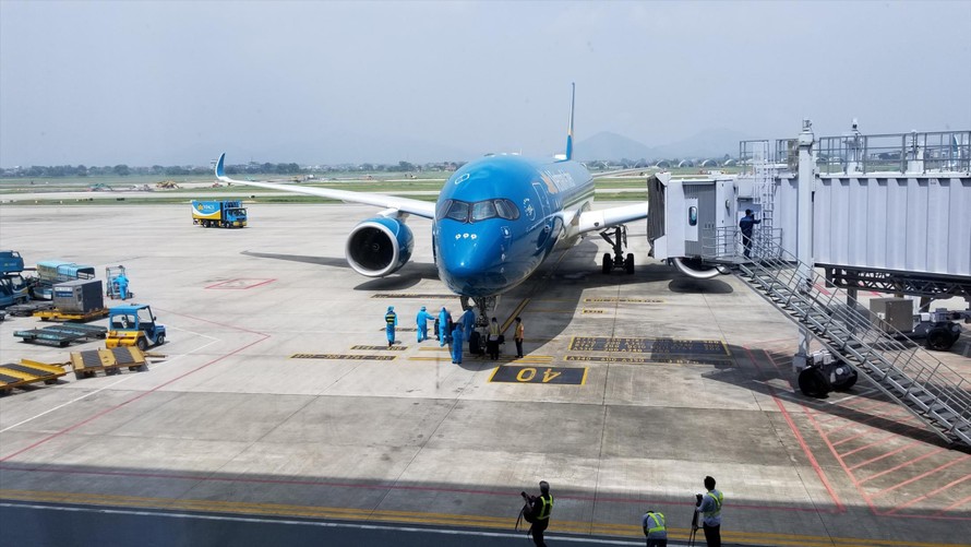 Chuyến bay thương mại quốc tế đầu tiên thí điểm đón khách quốc tế từ Hàn Quốc về Việt Nam hôm 25/9, sau nửa năm đường bay quốc tế thường lệ phải tạm dừng vì dịch COVID-19. Ảnh: Phạm Thanh