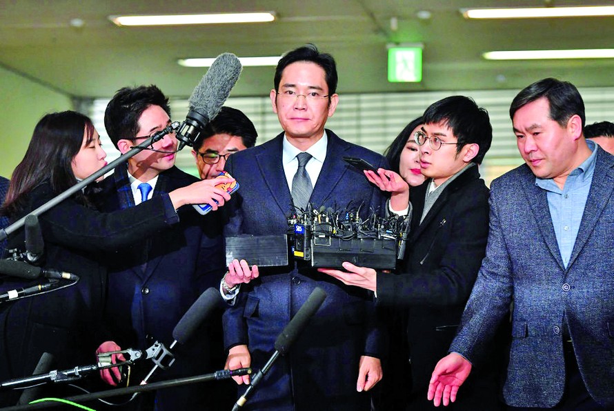 Ông Lee Jae-yong (giữa), Phó chủ tịch Samsung Electronics, đến phiên thẩm vấn năm 2017 vì vụ bê bối khiến Tổng thống Park Geun-hye “ngã ngựa”. Ảnh: NYT ​