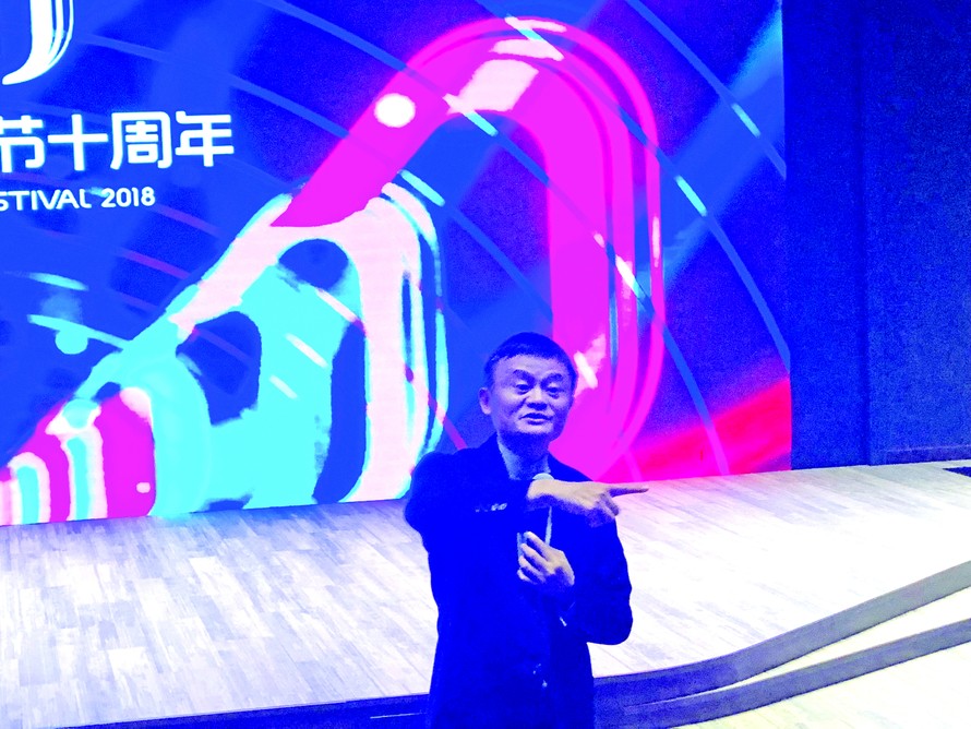 Tỷ phú Jack Ma trò chuyện hôm 14/11/2018. Nhiều người gọi ông là “người ngoài hành tinh” bởi cả vẻ bề ngoài và trí tuệ. Ông hiện giàu thứ 2 Trung Quốc, thứ 20 thế giới và tổng tài sản của Alibaba là 185,4 tỷ USD. Ảnh: Thái An 