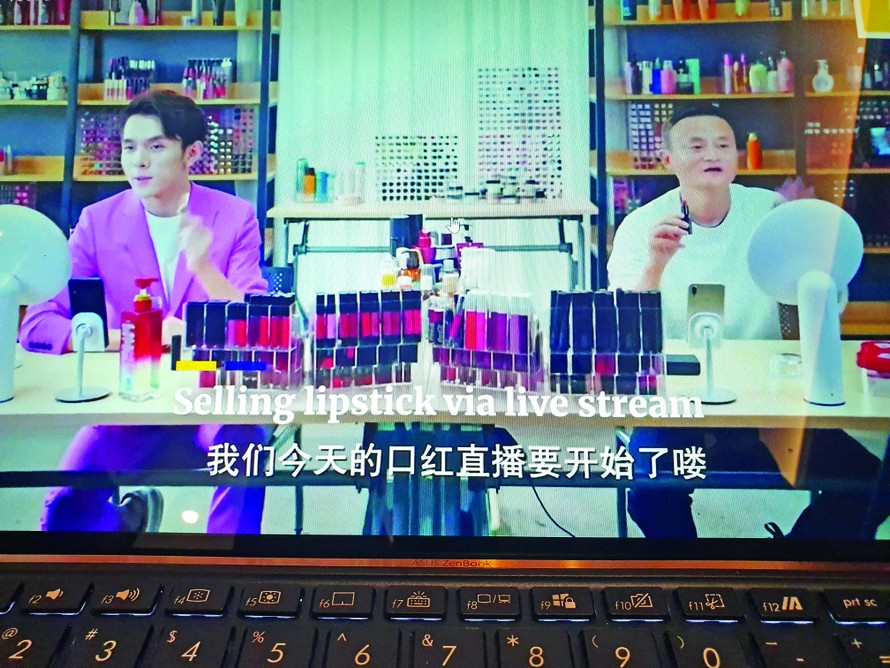 Hình ảnh các “ông chủ” tại Trung Quốc livestream 
