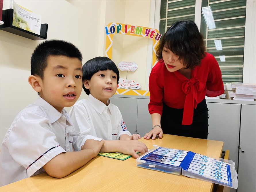Hai học sinh lớp 1D Trường Tiểu học Nguyễn Du (Hà Nội) đọc từ trong giờ học 