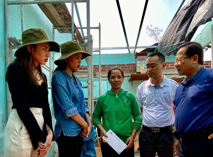 Đoàn các doanh nghiệp, nhà hảo tâm động viên người dân ở Quảng Nam bị thiệt hại do bão lũ ảnh: Tr.T 