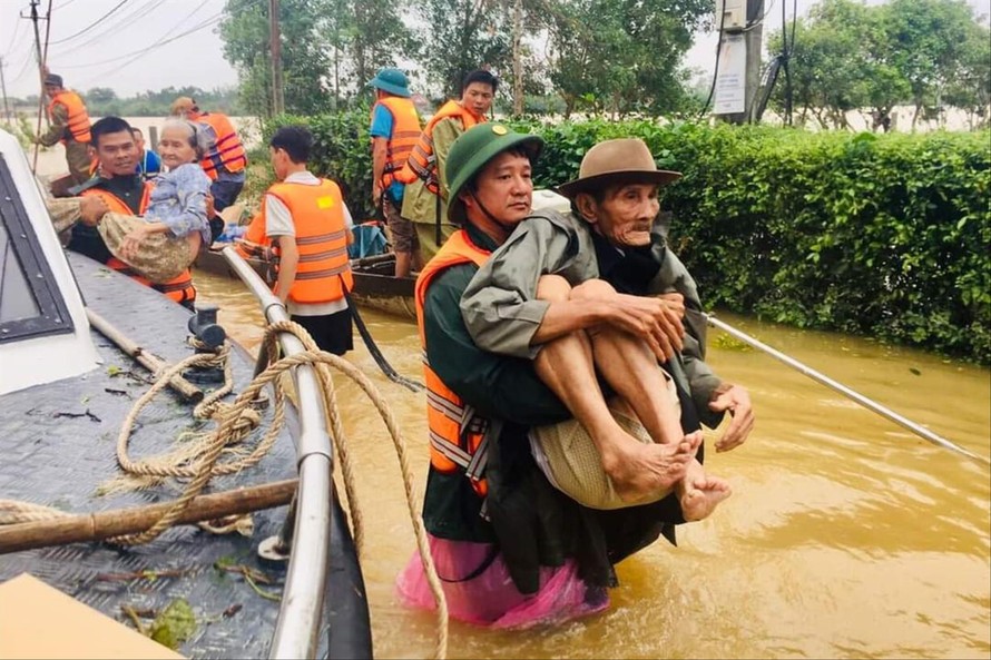 BĐBP Quảng Trị sơ tán người dân đến nơi an toàn trong bão lũ, tháng 10/2020 ẢNH: CTV 