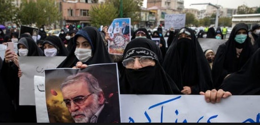 Người dân Iran cầm ảnh chân dung ông Mohsen Fakhrizadeh trong cuộc biểu tình tại Tehran ngày 28/11 ảnh: AP