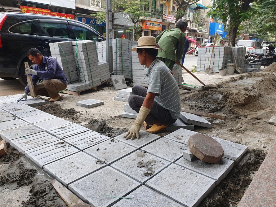 Công nhân đang lát đá tự nhiên tại phố Hòa Mã (ngày 2/12) 