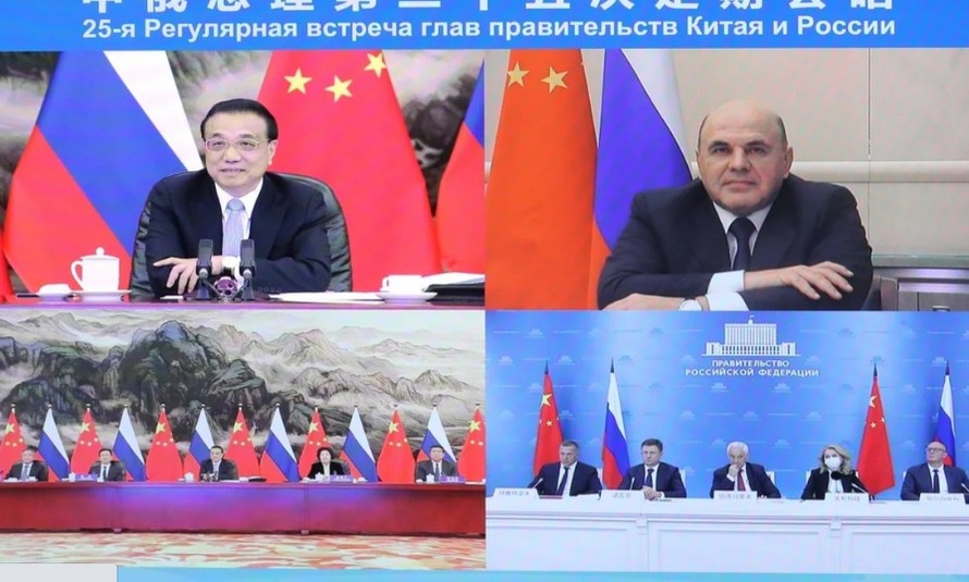 Thủ tướng Trung Quốc Lý Khắc Cường và người đồng cấp Nga Mikhail Mishustin trong hội nghị trực tuyến ngày 4/12 ảnh: Xinhua 