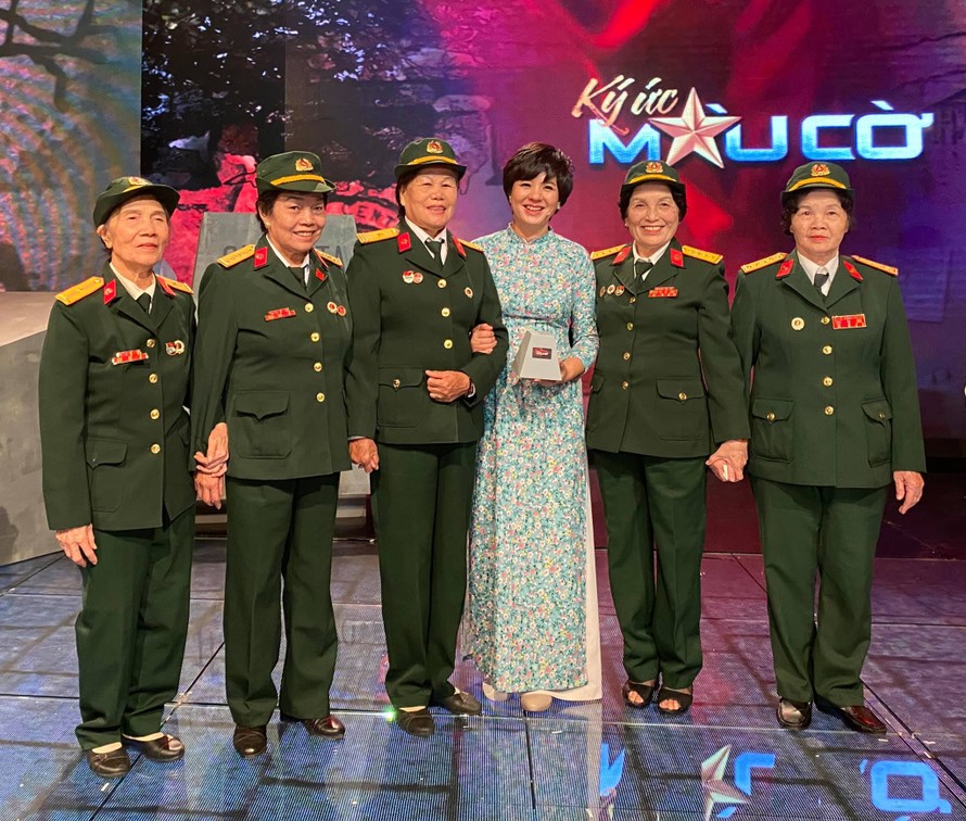 Bà Vân (ngoài cùng bên phải) tham dự chương trình Ký ức màu cờ 
