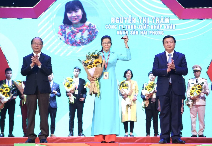 Ông Nguyễn Xuân Thắng, Giám đốc Học viện Chính trị Quốc gia Hồ Chí Minh (bên phải) trao tặng phần thưởng cho các tài năng trẻ. Ảnh: Trọng Tài