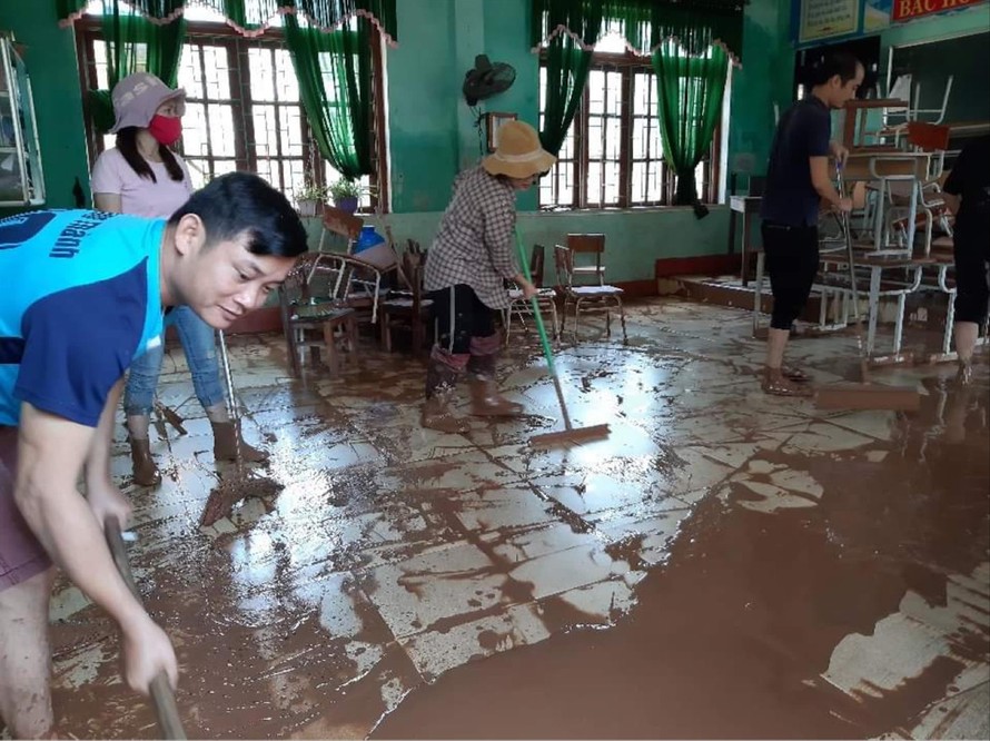 Cán bộ, giáo viên ở Quảng Bình dọn dẹp trường lớp, khắc phục hậu quả lũ lụt 