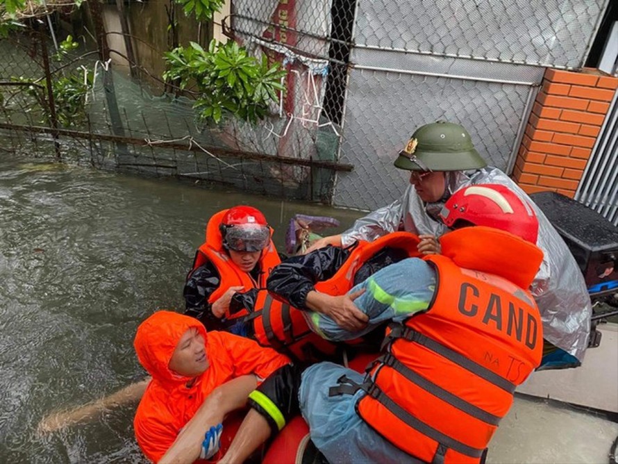 Lực lượng công an giúp dân trong bão lũ tại Quảng Bình 