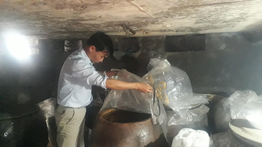 Anh Đỗ Danh Thơm tâm huyết với việc gìn giữ nghề nấu rượu truyền thống nổi tiếng của làng Vân 