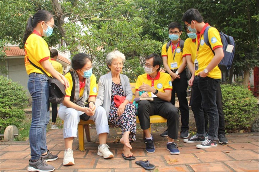 Các chiến sỹ “Xuân tình nguyện” TPHCM chia sẻ phương pháp chăm sóc sức khỏe với các cụ già. Ảnh: NGÔ TÙNG 