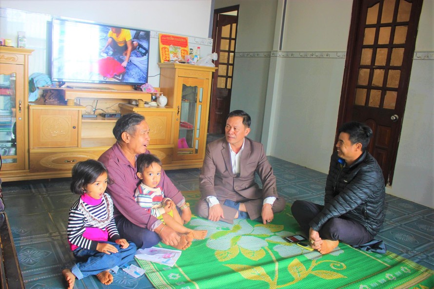  Ông Kmang (trái) chia sẻ với ông Thuần (giữa) - Phó Chủ tịch UBND xã Quảng Khê