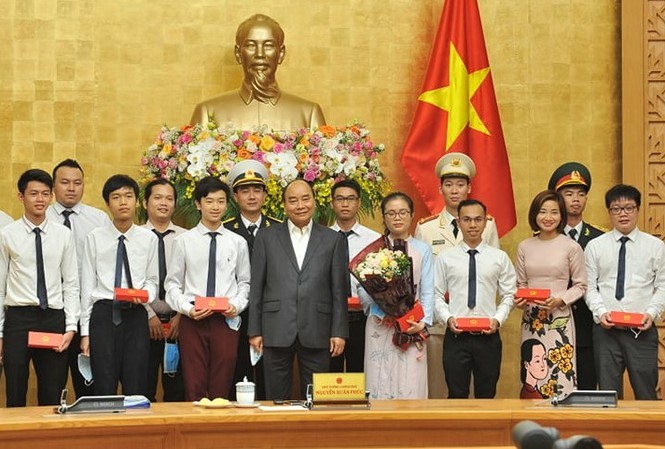 Thủ tướng Nguyễn Xuân Phúc chụp ảnh lưu niệm cùng các Gương mặt trẻ Việt Nam tiêu biểu và triển vọng năm 2019 Ảnh: Xuân Tùng