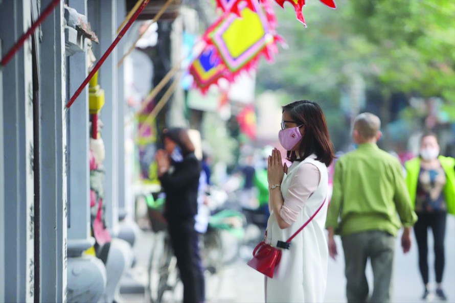 Các “điểm nóng” đông người chen chân làm lễ cầu an nay vắng lặng để phòng, chống dịch. Ảnh: Kỳ Sơn 