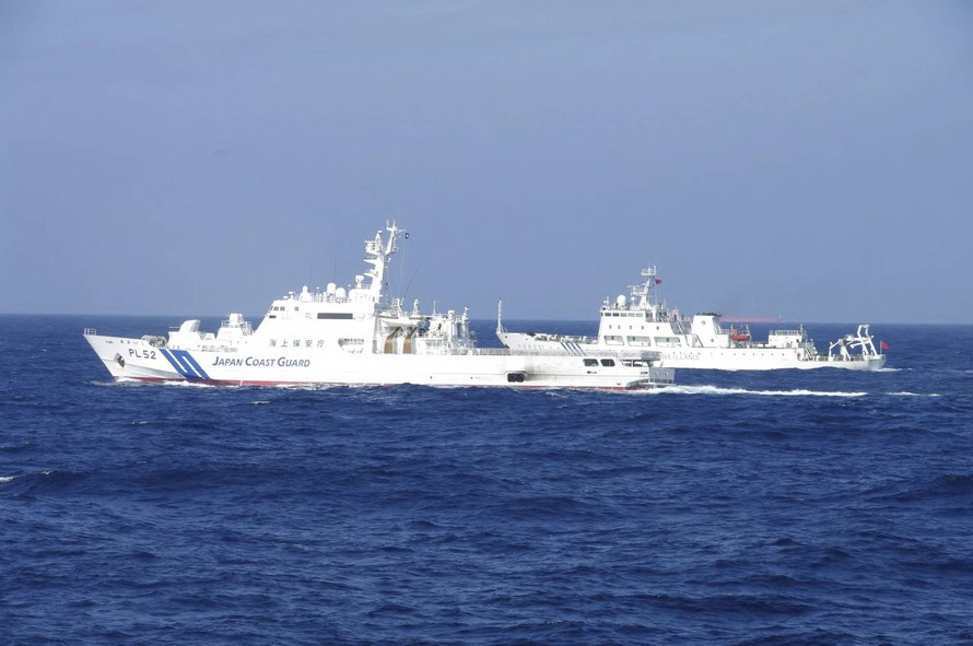 Tàu hải giám Trung Quốc (phải) và tàu tuần tra Nhật Bản (trái) gần nhóm đảo Senkaku/Điếu Ngư hồi tháng 2/2013 ảnh: japan coast guard