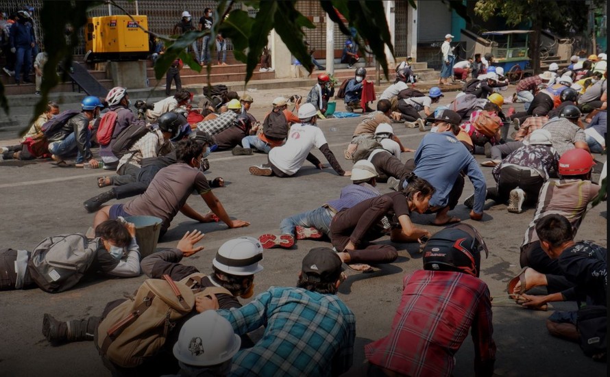 Người biểu tình nằm rạp xuống đất khi cảnh sát nổ súng giải tán biểu tình ở Mandalay hôm 3/3. Ảnh: Reuters